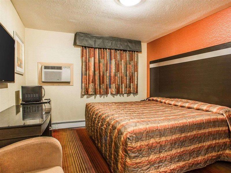 Rodeway Inn Belleville Екстер'єр фото