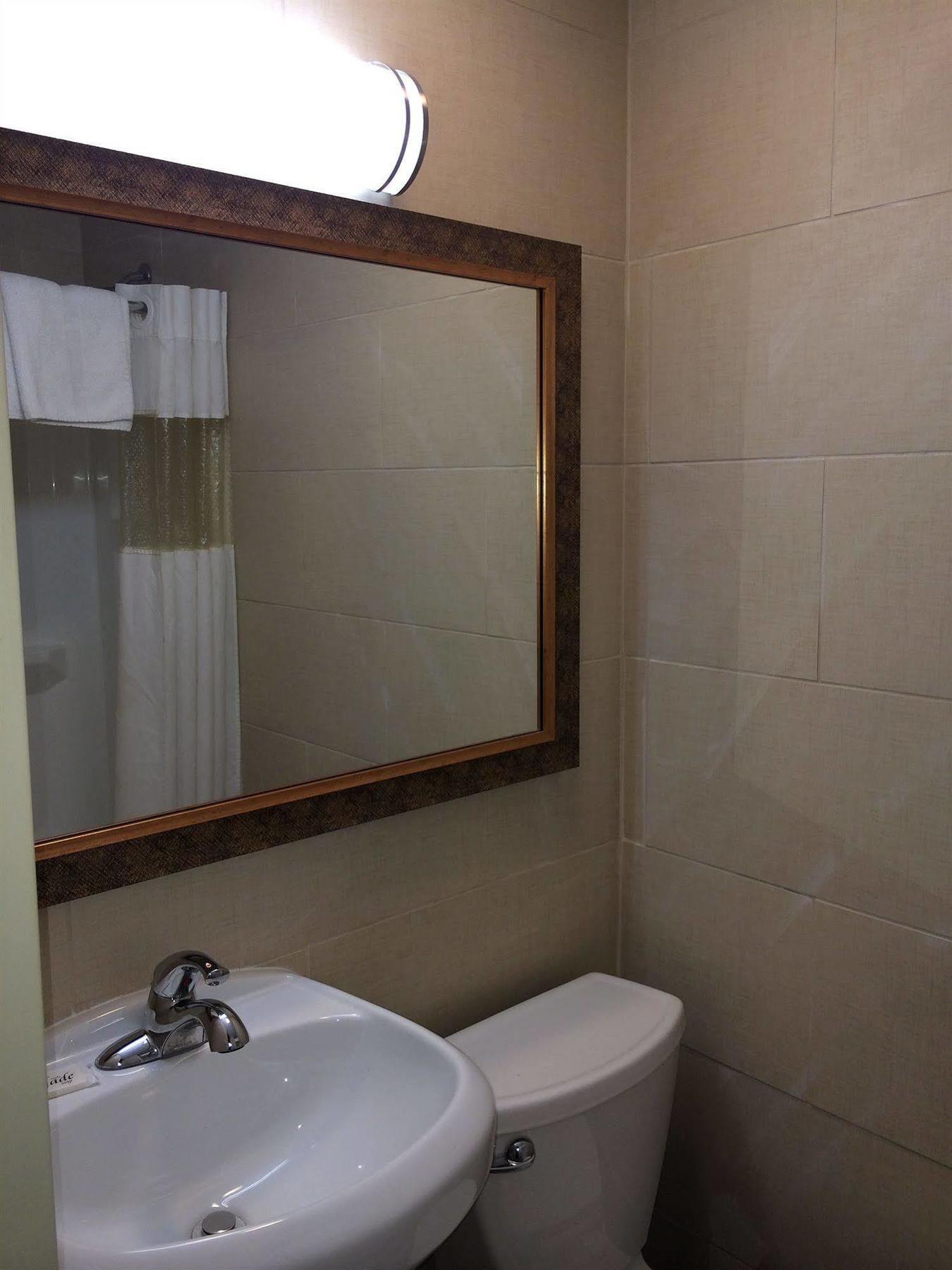 Rodeway Inn Belleville Екстер'єр фото